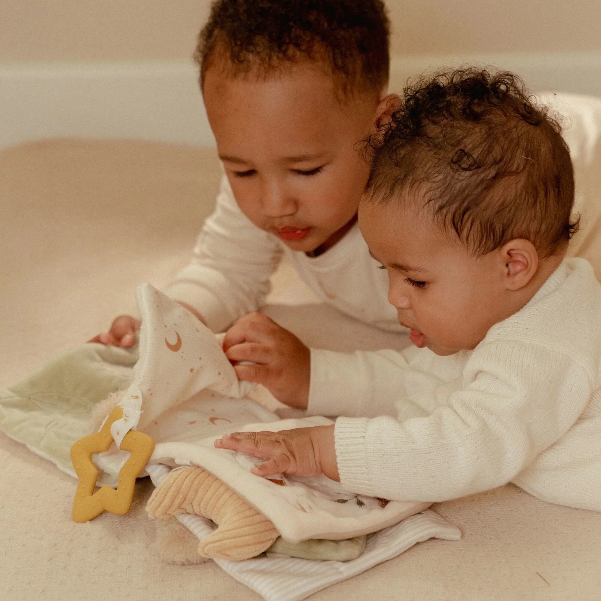 Libro Morbido Beige Coniglietto Multi Attività con Gancio Passeggino Newborn Baby Bunny - Activity Booklet Beige Newborn Naturals Baby Bunny