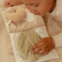 Libro Morbido Beige Coniglietto Multi Attività con Gancio Passeggino Newborn Baby Bunny - Activity Booklet Beige Newborn Naturals Baby Bunny