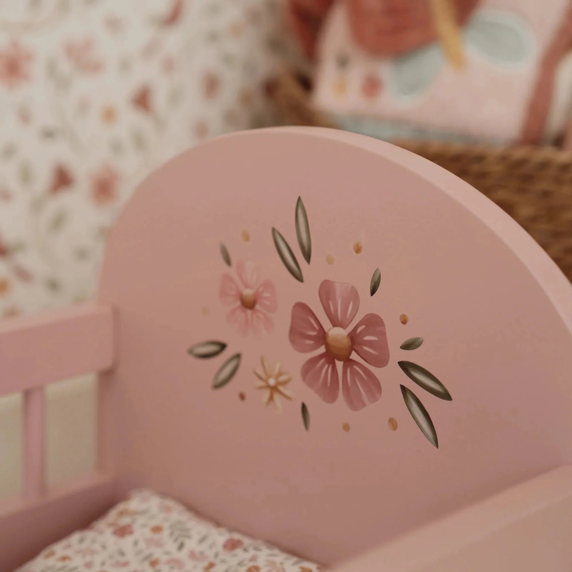 Lettino per Bambole in Legno Rosa - Wooden Doll Bed Pink Essentials