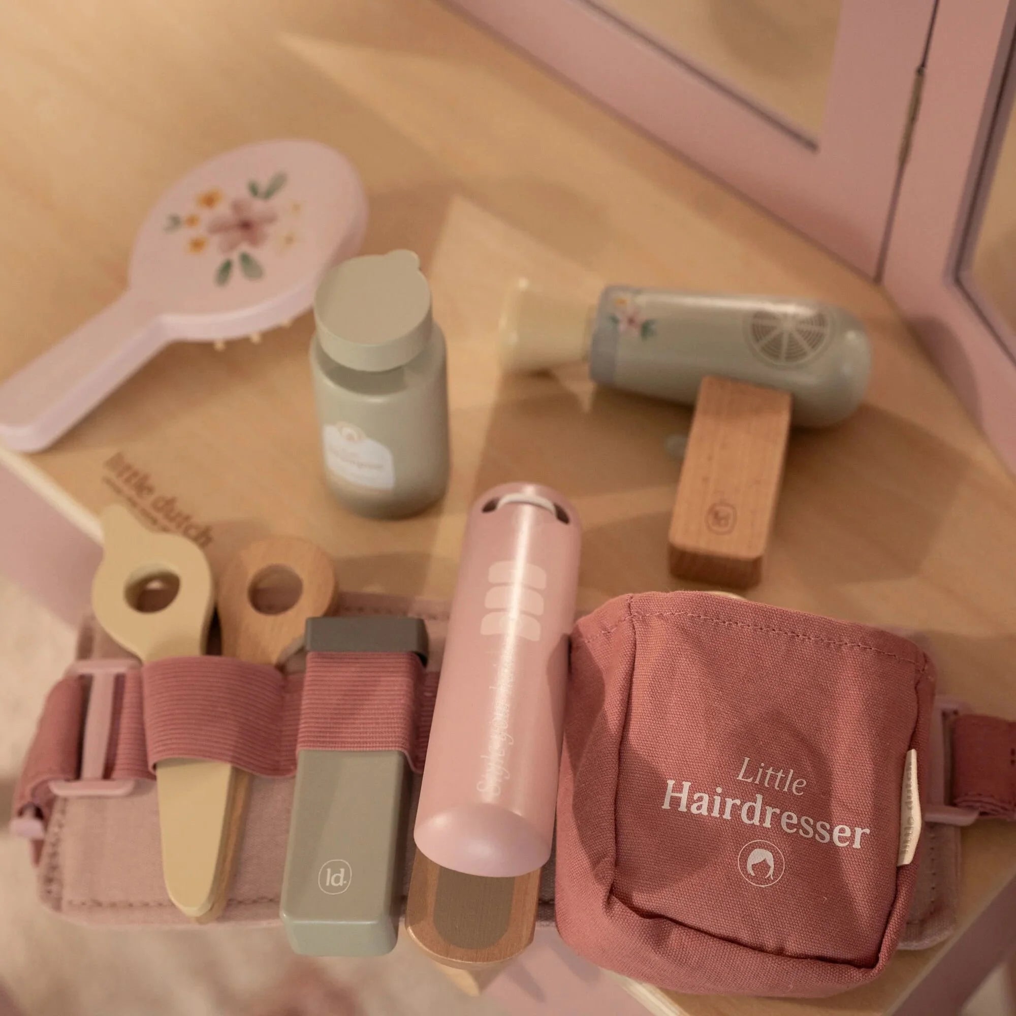 Set Parrucchiere in Legno Rosa - Hairdresser Set Pink Wooden Essentials