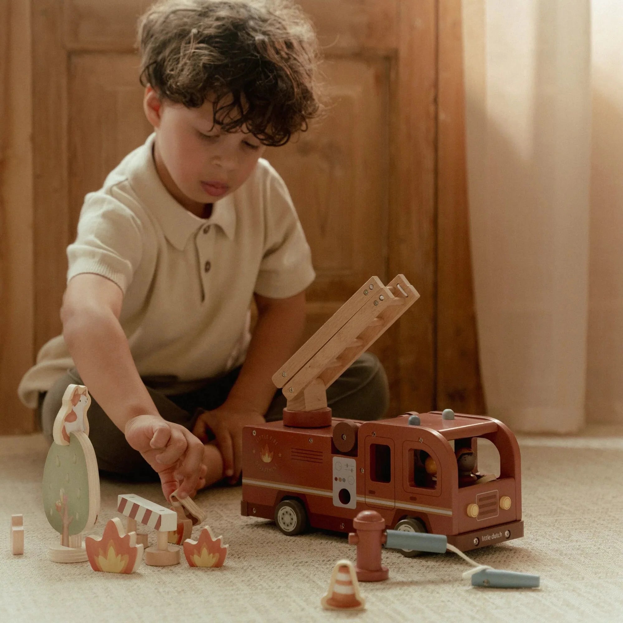 Camion dei Pompieri Grande in Legno Rosso - Wooden Fire Truck Red Essentials (LD2536)