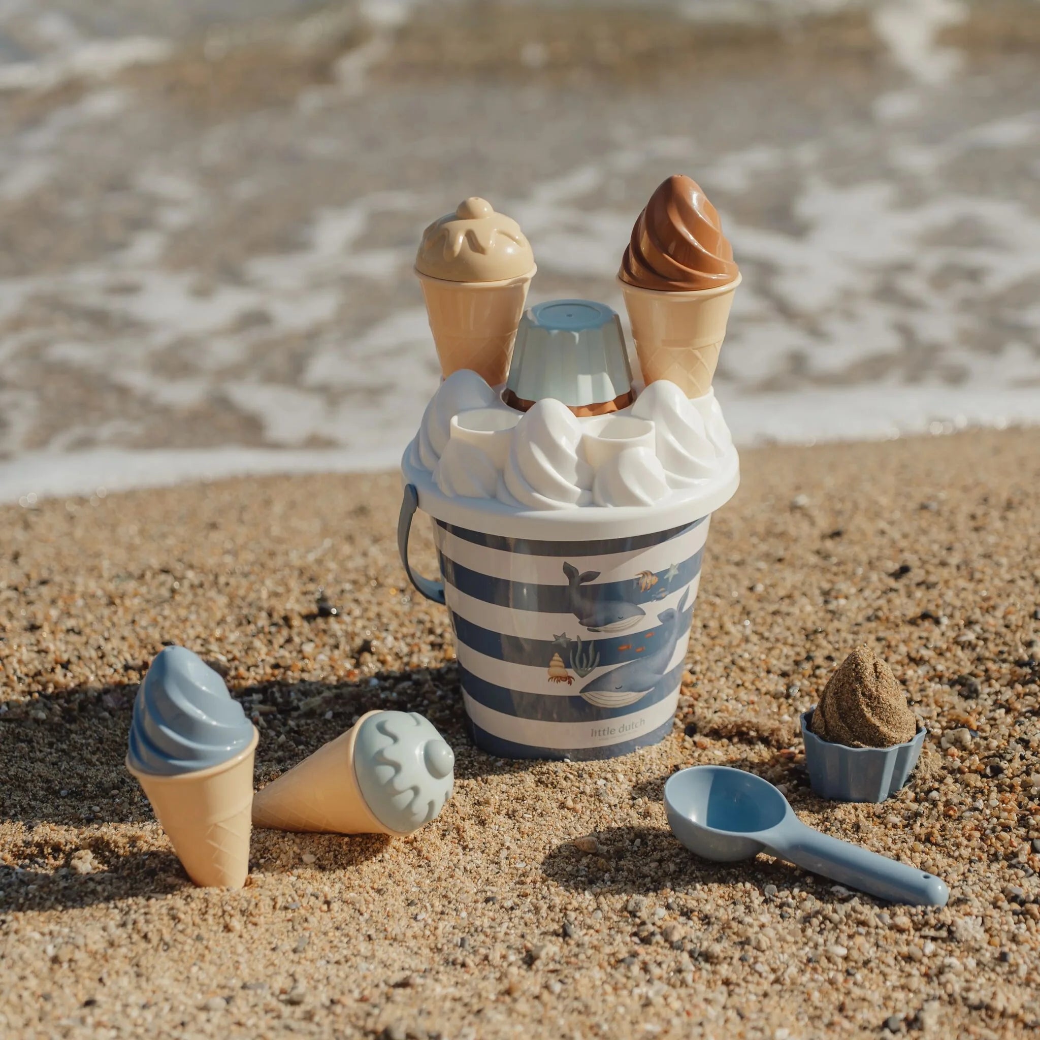 Little Dutch | Set Giochi da Spiaggia Secchiello e Gelati Ocean World 14 Pezzi | 2016376