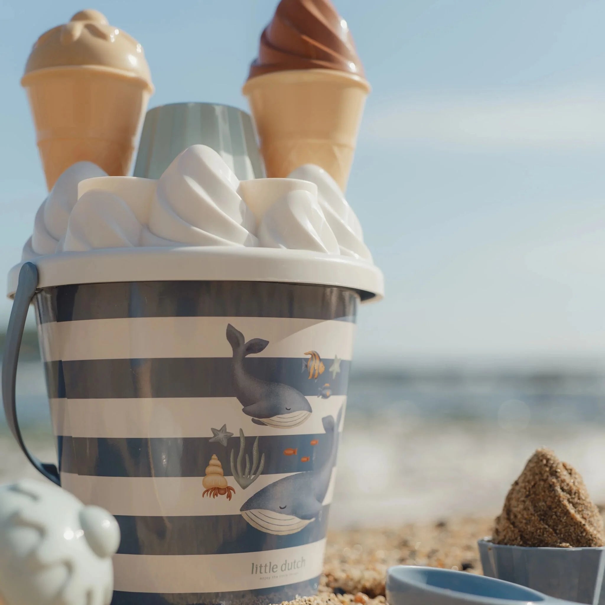 Little Dutch | Set Giochi da Spiaggia Secchiello e Gelati Ocean World 14 Pezzi | 2016376