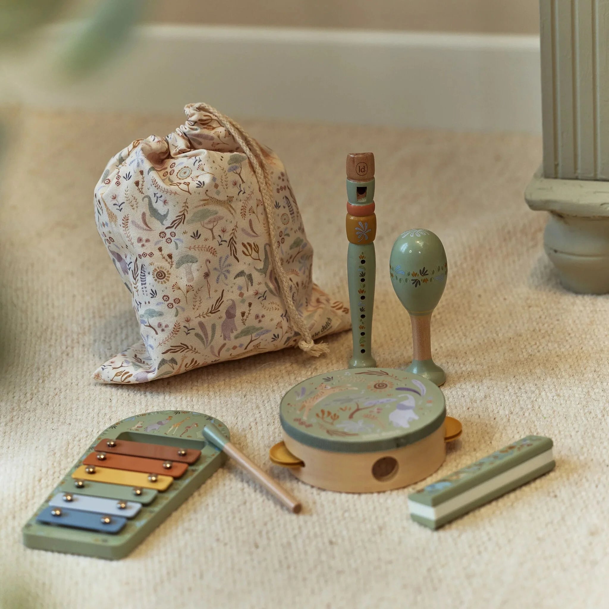 Little Dutch | Set Musicale Xilofono, Tamburello, Maracas, Flauto, Armonica e Sacca Verde Safari Friends | LD7473