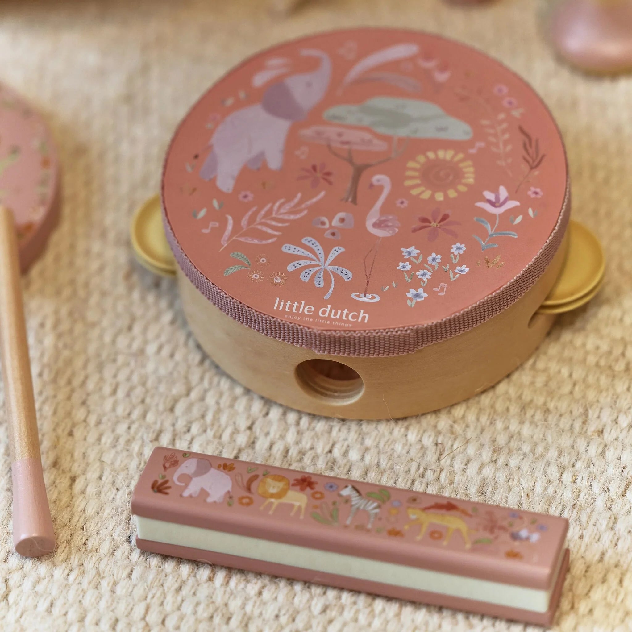 Little Dutch | Set Musicale Xilofono, Tamburello, Maracas, Flauto, Armonica e Sacca Rosa Safari Friends | LD7474