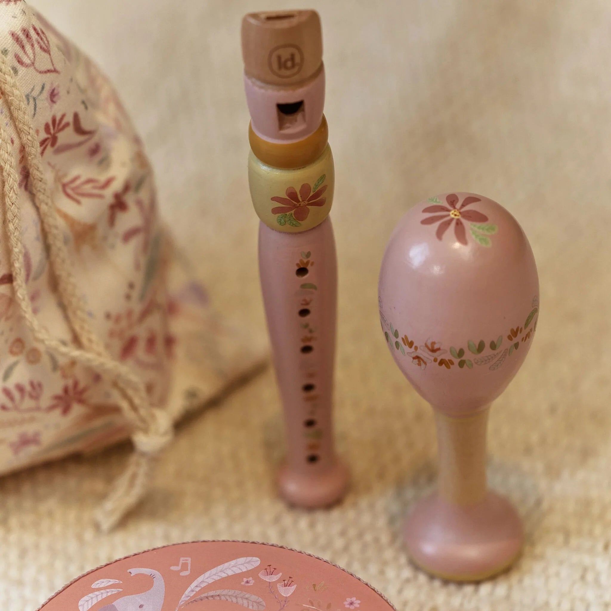 Little Dutch | Set Musicale Xilofono, Tamburello, Maracas, Flauto, Armonica e Sacca Rosa Safari Friends | LD7474