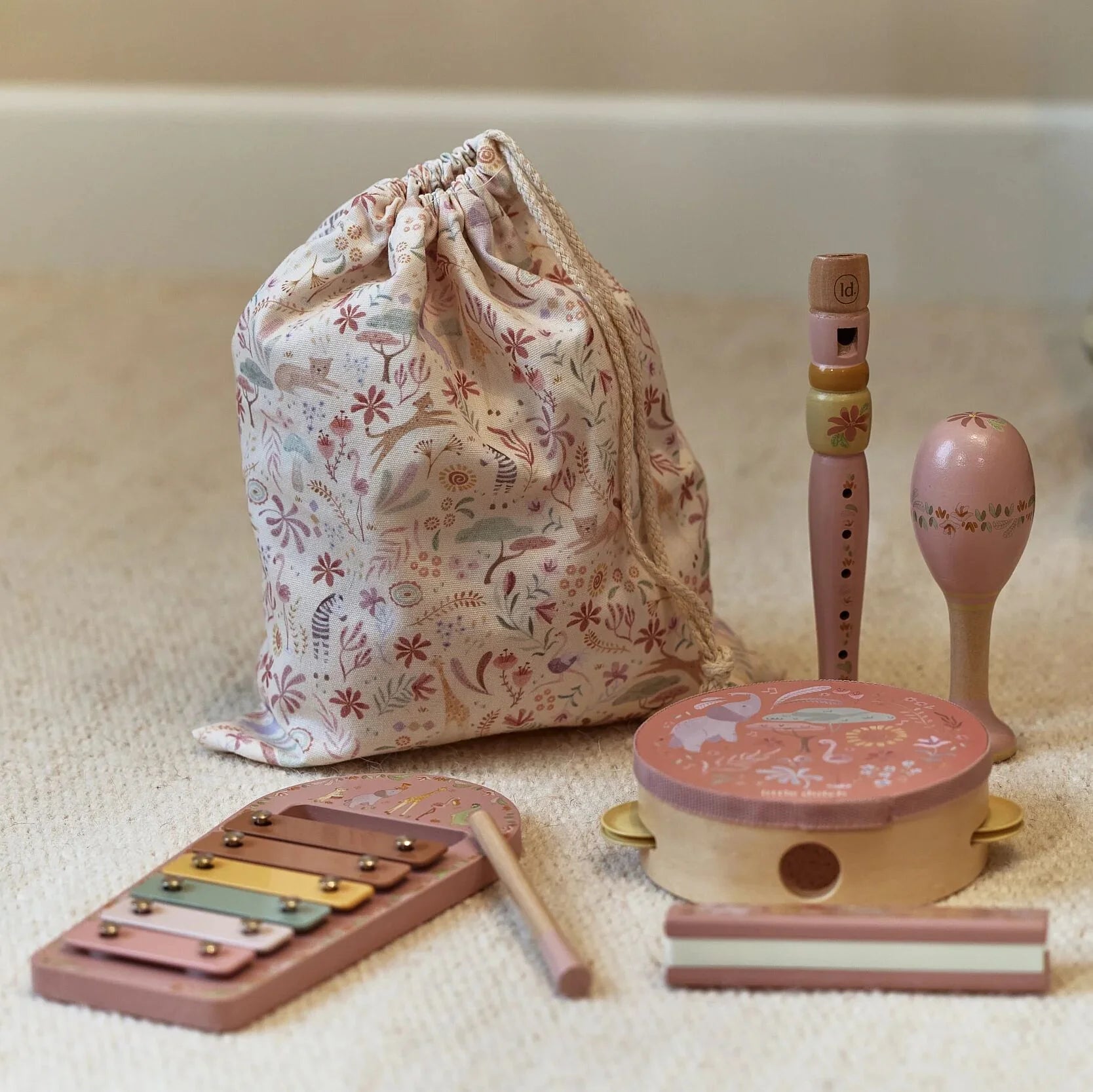 Little Dutch | Set Musicale Xilofono, Tamburello, Maracas, Flauto, Armonica e Sacca Rosa Safari Friends | LD7474