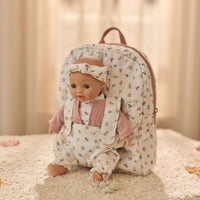 Zaino con Marsupio per Bambola 2 in 1 Little Dutch LD4599 con bambola vestita in abbigliamento floreale.