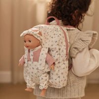 Zaino con Marsupio per Bambola 2 in 1 Little Dutch LD4599, bambina che porta una bambola nel suo zaino rosa.