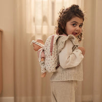 Bambina felice con Zaino con Marsupio per Bambola 2 in 1 Little Dutch LD4599, trasporta la sua bambola.