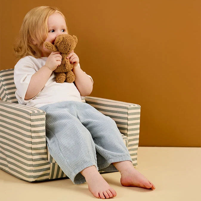Bambino che gioca con un orsacchiotto sulla Poltrona Pieghevole per Bambini Stripe Kids Concept 10001008